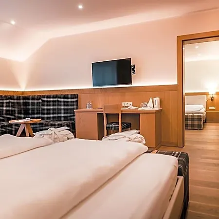 Salvator Iris Porsche Otel